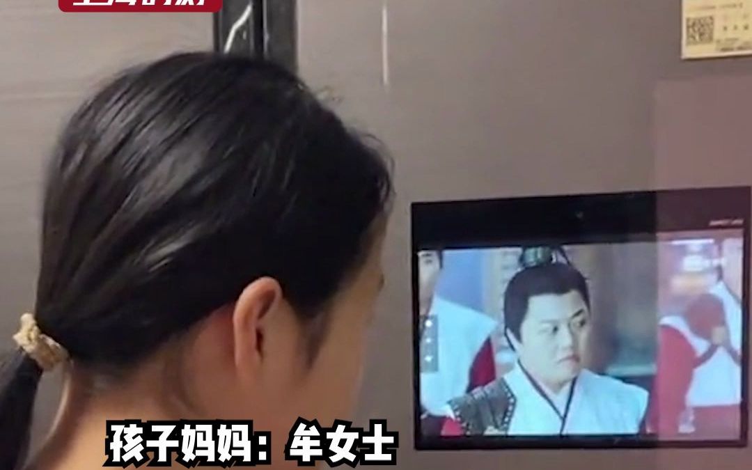 妈妈没收了女儿所有电子设备，结果她趴在冰箱上偷偷看电视，网友：不逼一把，不知道孩子的潜力多大……