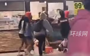 骚乱现场！美芝加哥数百青少年大闹街头：洗劫商店、砸坏车辆、大打出手