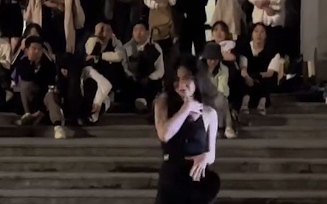 现实版“律政俏佳人”！高校舞蹈社团招新，女生跳恰恰引全场欢呼。