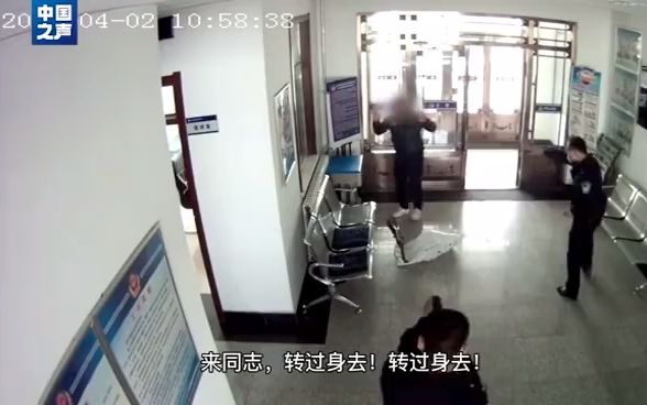 男子进派出所上缴气枪引误会 网友：人生第一次真的举手投降