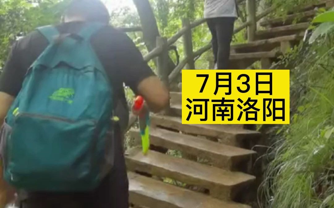爸爸爬山抱不动孩子，游客要100元帮驮上山 最后70成交，妈妈：人家驮着娃还等着我们俩
