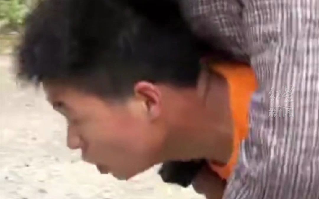 震后孙子背奶奶冲出垮塌区，长大后换我来保护你！
