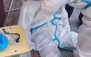 心疼！31日上午，新家界一核酸检测医护人员晕倒！缓解后 又马上投入工作中！