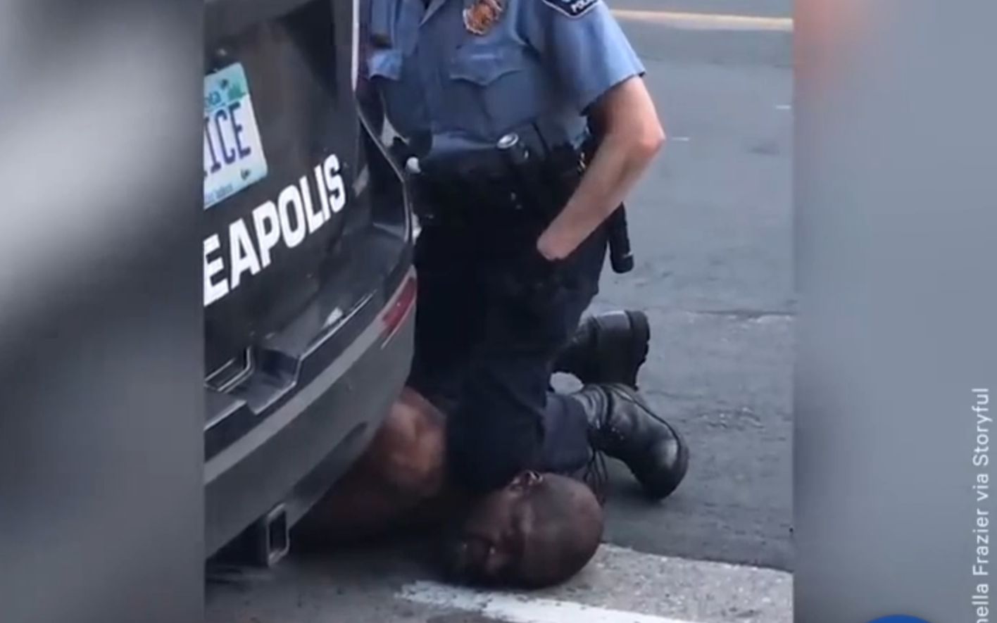 全程！黑人男子遭白人警察当街虐杀一遍遍呼喊“妈妈” 路人恳求警察检查其脉搏被无视