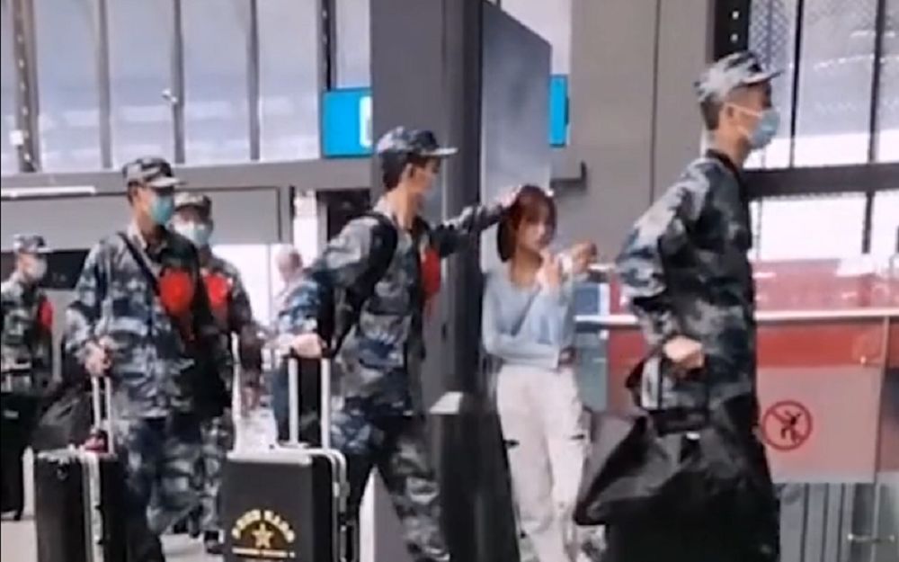 甜、暖！新兵列队出发，女孩车站送别……