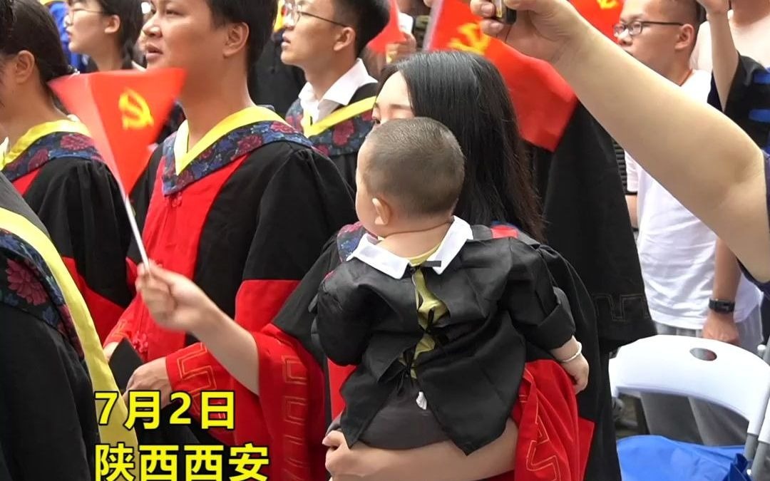 爸妈都是博士 11个月大宝宝一天参加两场博士毕业典礼