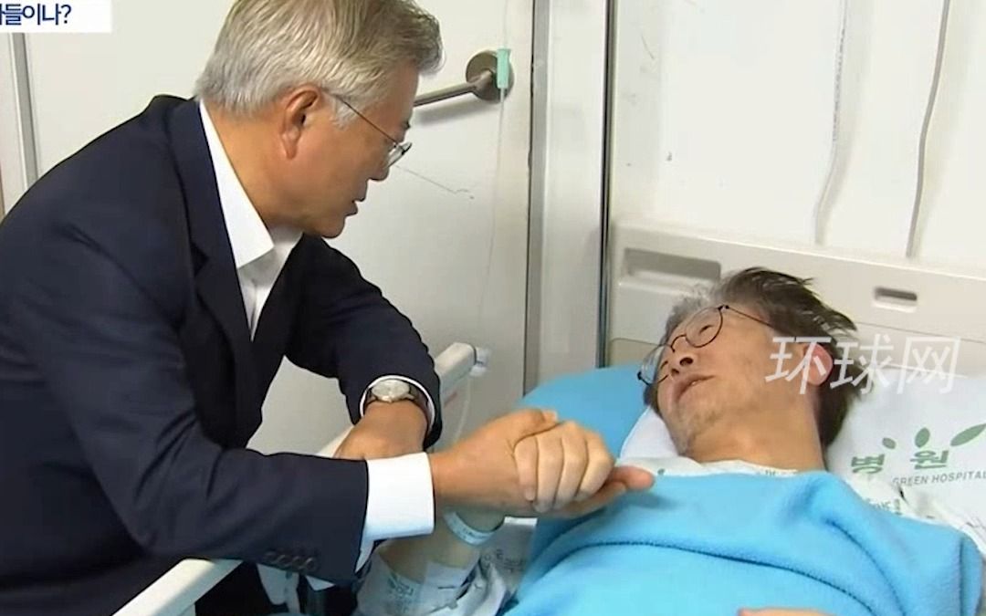 文在寅医院探望李在明，二人双手紧握，文在寅抚摸其头发