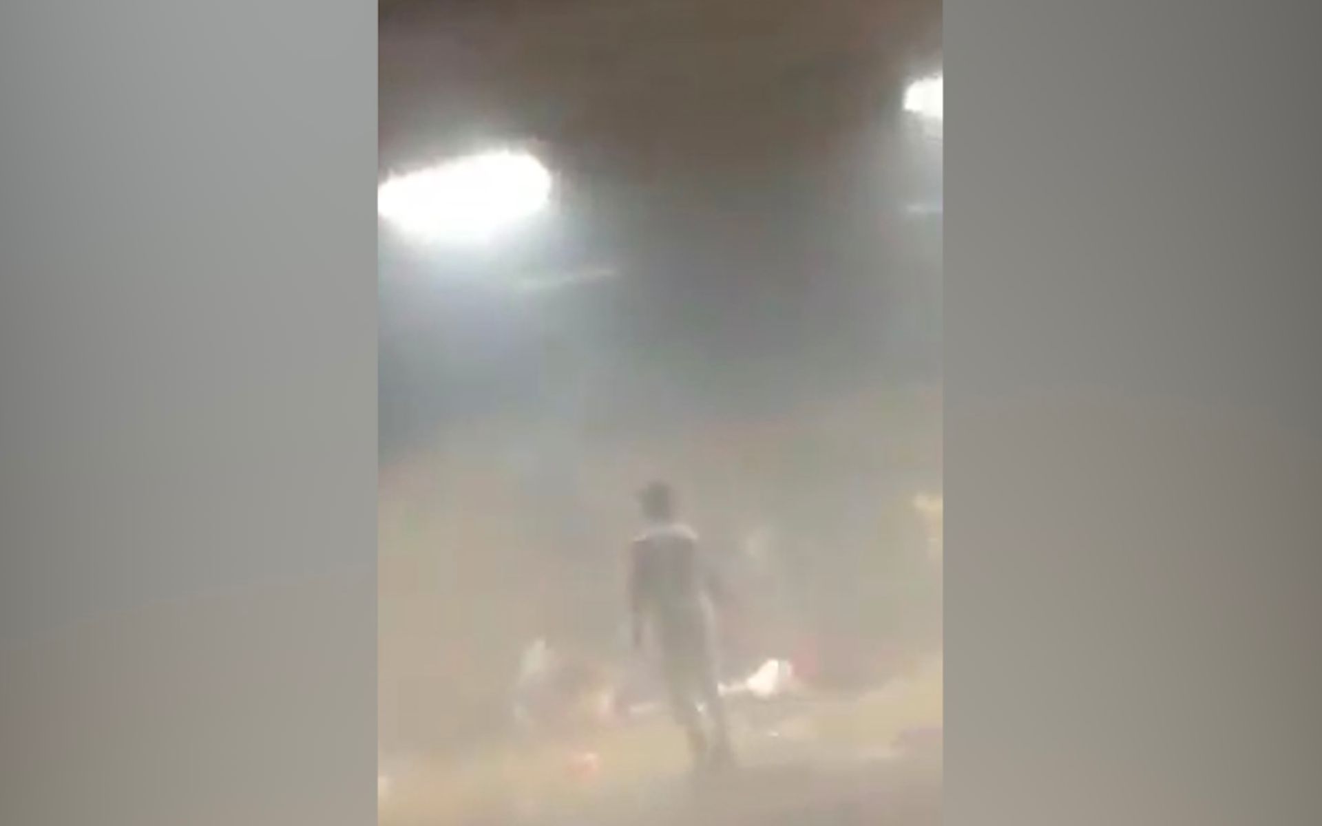 突发！美国得州一校园派对发生大规模枪击案 现场血迹遍地