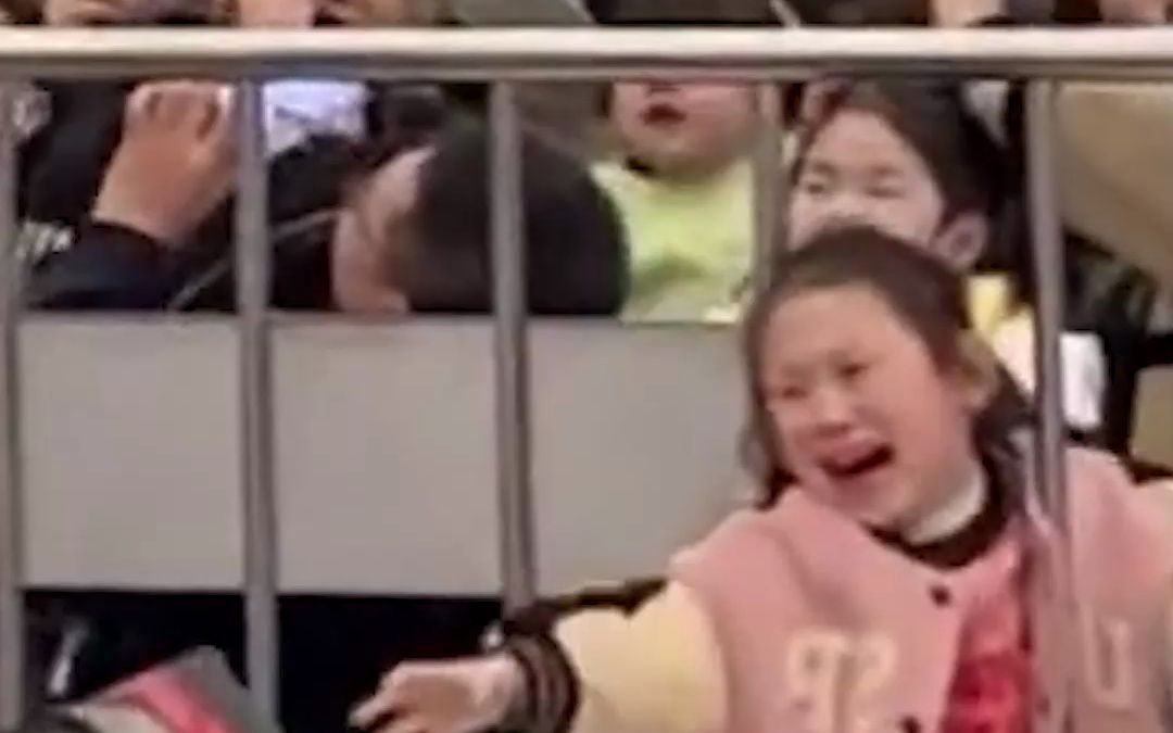 商场上演奥特曼大战怪兽们，小女孩情绪激动，隔着栅栏大喊“你们给我住手！”