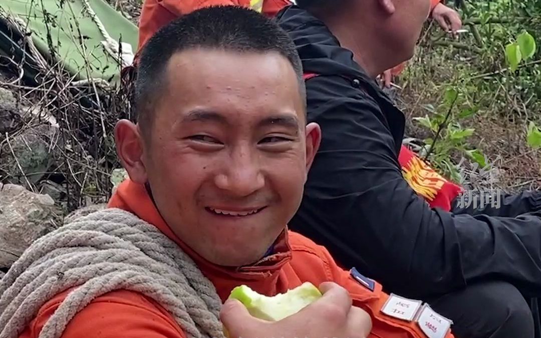 前往救援途中，村民为消防员送来苹果解渴。
