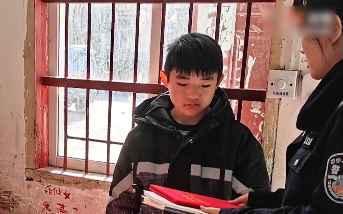 初中生捡手机交民警被奖练习册 民警到学校进行表彰