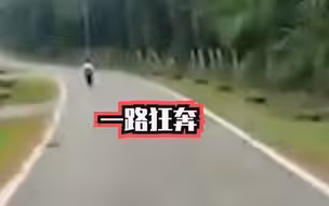 小学生狂奔逃学 学校保安一路猛追 硬核妈妈骑着摩托车突然出现