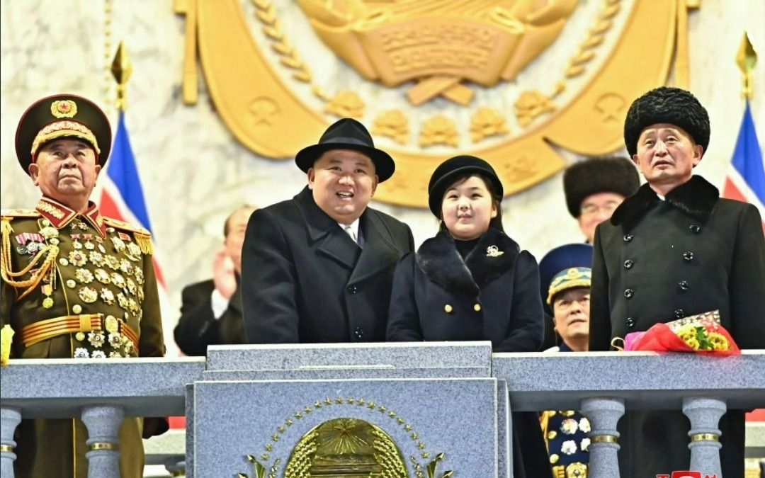 朝鲜举办阅兵式 金正恩携女儿亮相