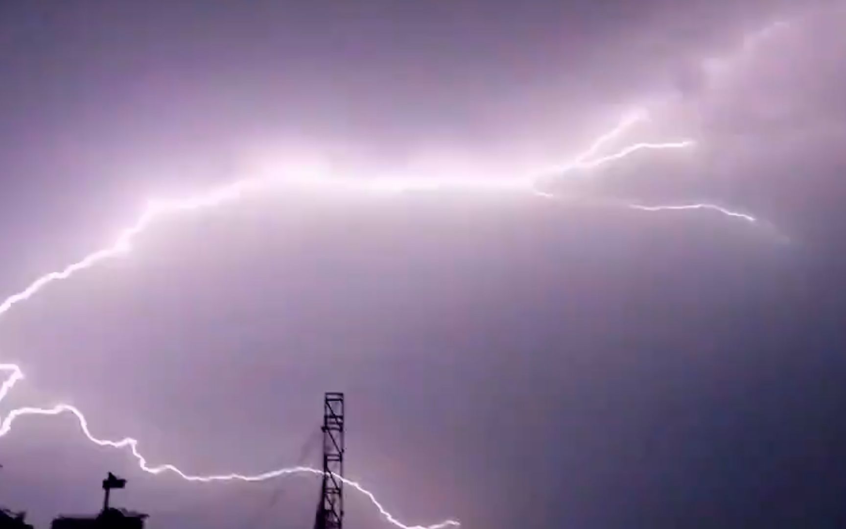 重庆深夜突遭狂风暴雨袭击：闪电破空雷声震天 铁皮屋顶被掀翻变形