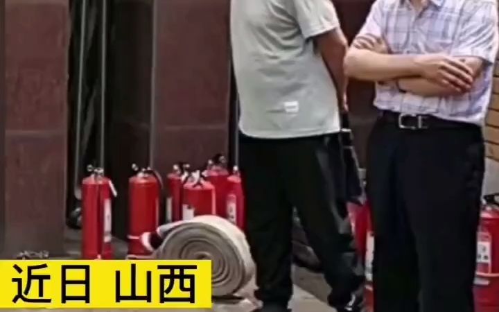 消防员到父亲所在公司灭火，父亲在一旁静静等待，满脸紧张，见到儿子出来后满脸骄傲！