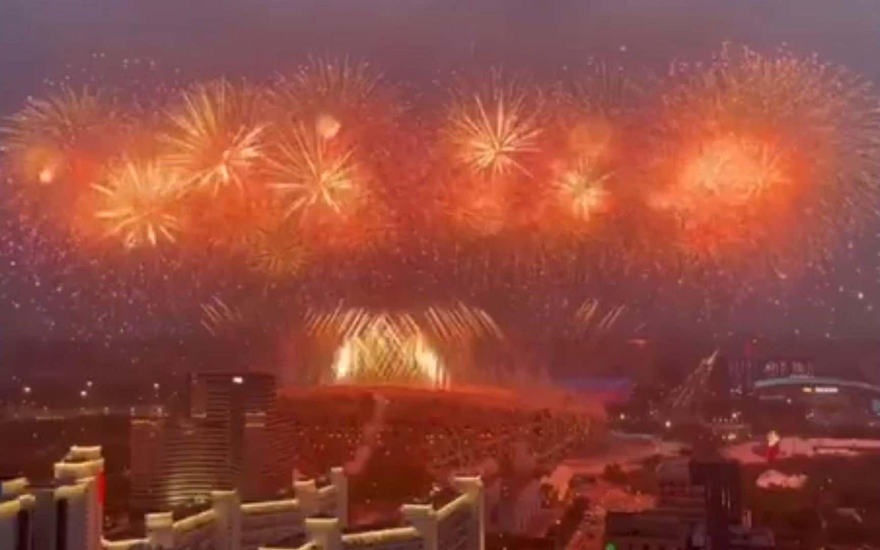 绚烂！北京鸟巢上空绽放烟花 庆祝中国共产党成立100周年