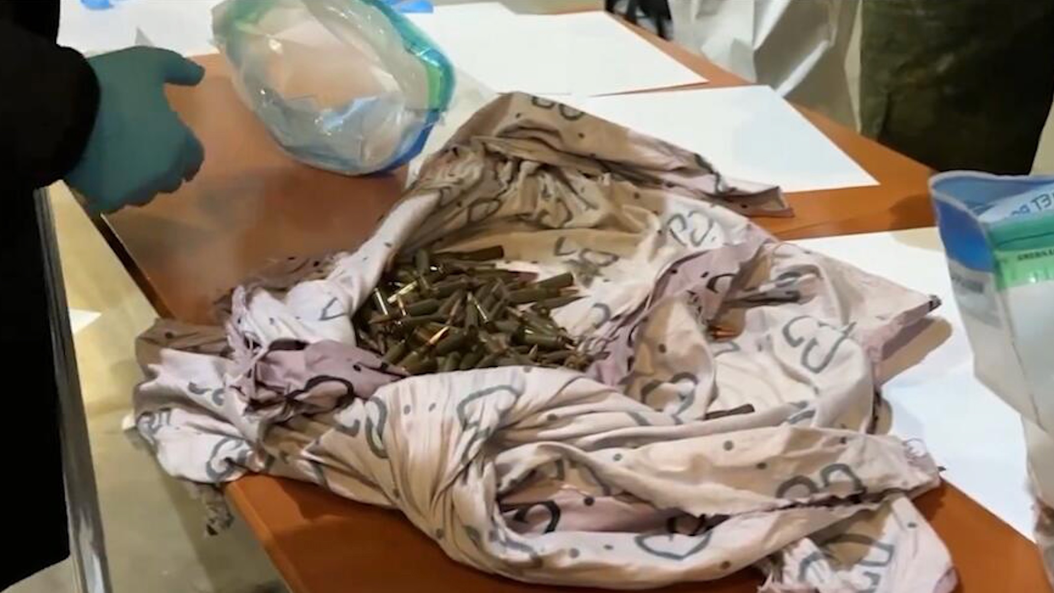俄侦查委员会调查画面曝光：现场缴获大量武器弹药，子弹成堆被装进袋中