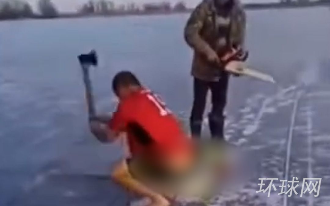 乌克兰一男子在冰面凿开一个洞后跳入水中不幸溺亡，妻子还在一旁拍摄