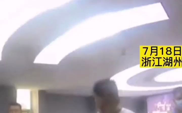 12岁男孩偷走爸爸车钥匙，靠玩汽车游戏的经验，带妹妹在高速上开到120