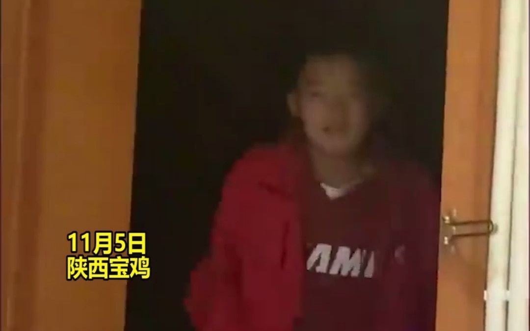 弟弟回家看到许久未见姐姐，兴奋地扔书包掏衣兜，之后话感动网友