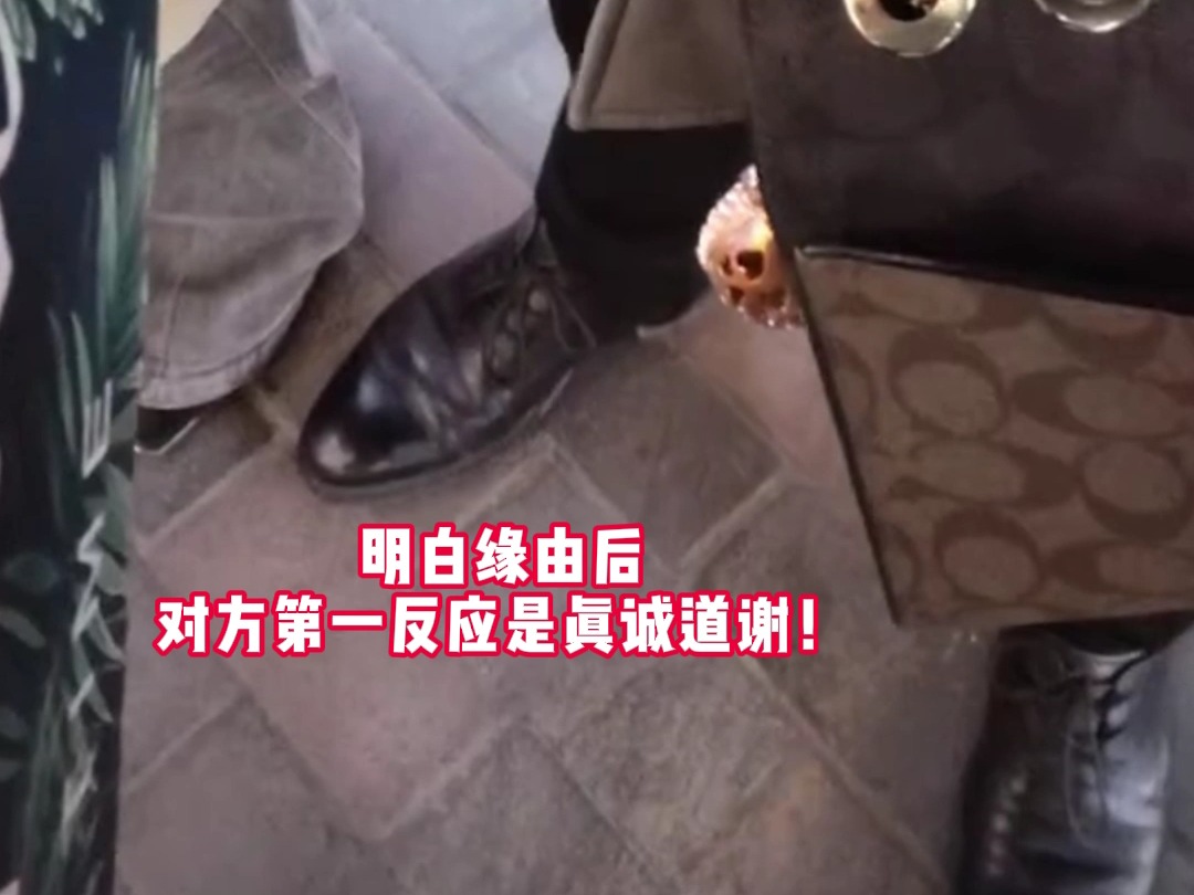 女孩喝醉被一男子搀扶往外走，路人见状鼓起勇气上前询问，被误会后，男生的第一反应是道谢！