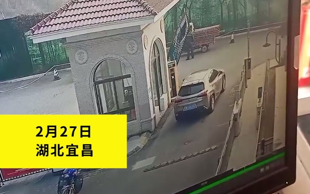 汽车出小区停车让路 道闸突降下险砸车 保安迅速反应飞奔上前抬杆