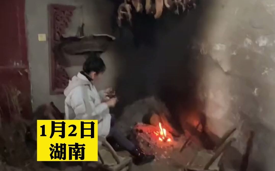 妈妈回到外婆家秒变少女，扎着丸子头吃东西的样子像回到小时候