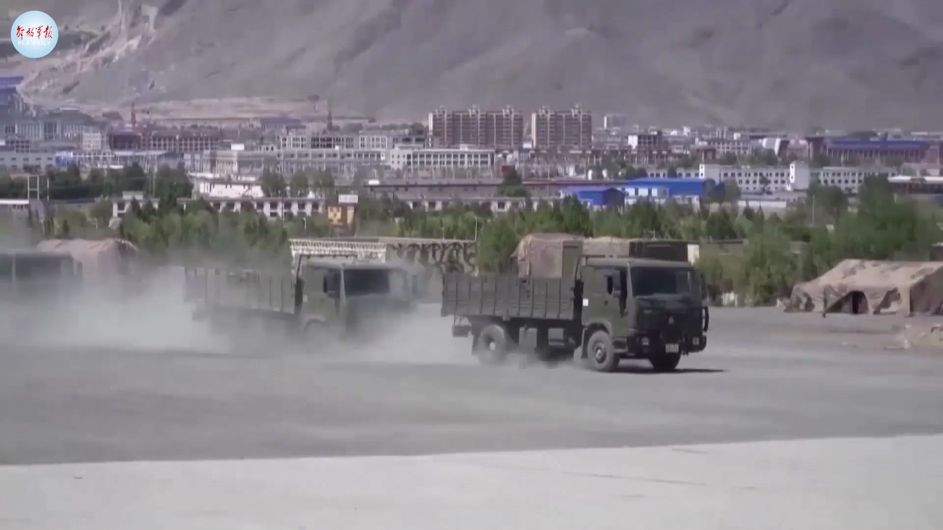 汽车兵飞身下车简直不要太帅！
