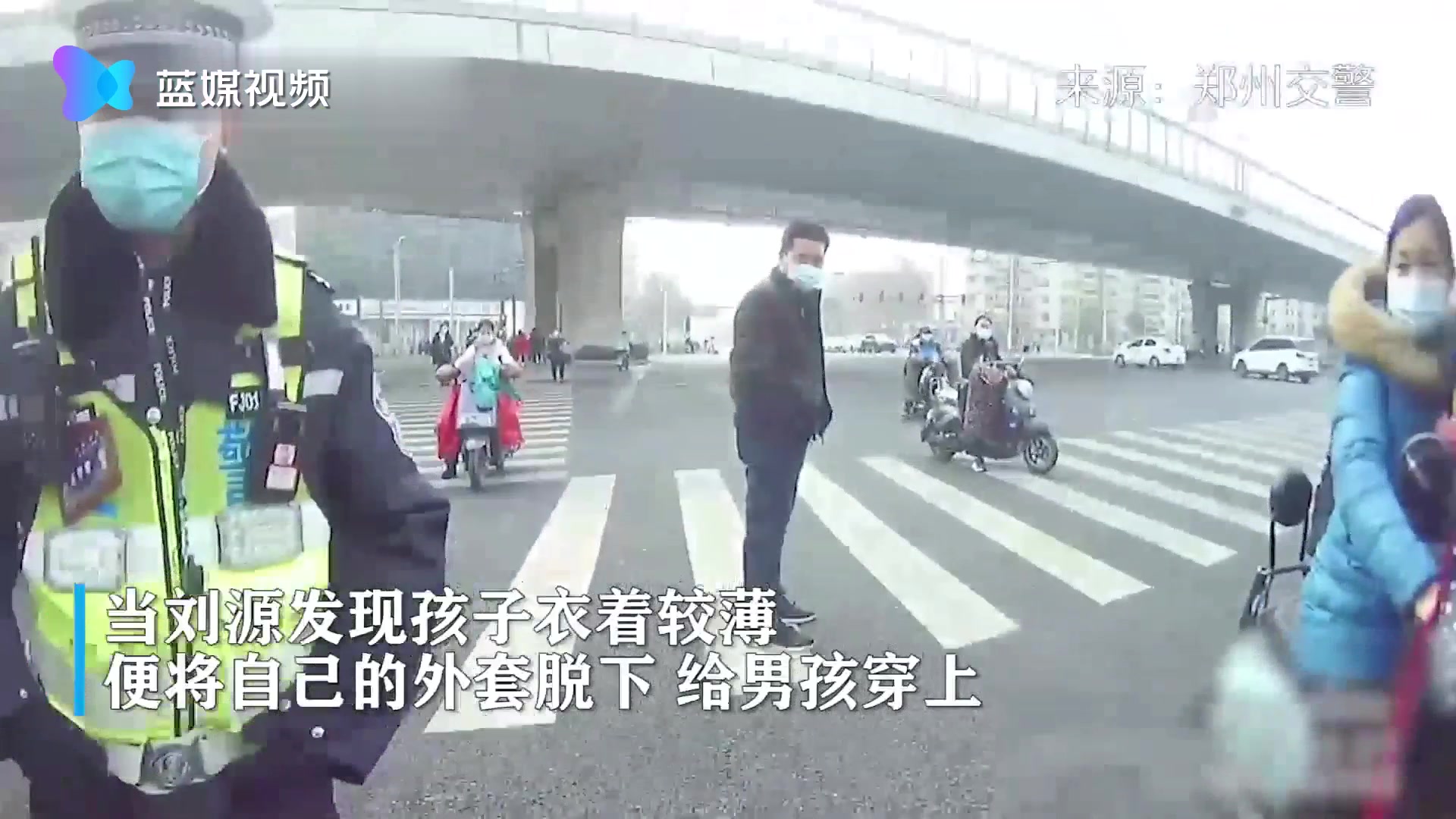 你脱掉外套披给孩子的这个瞬间，暖到的不仅仅只有他……