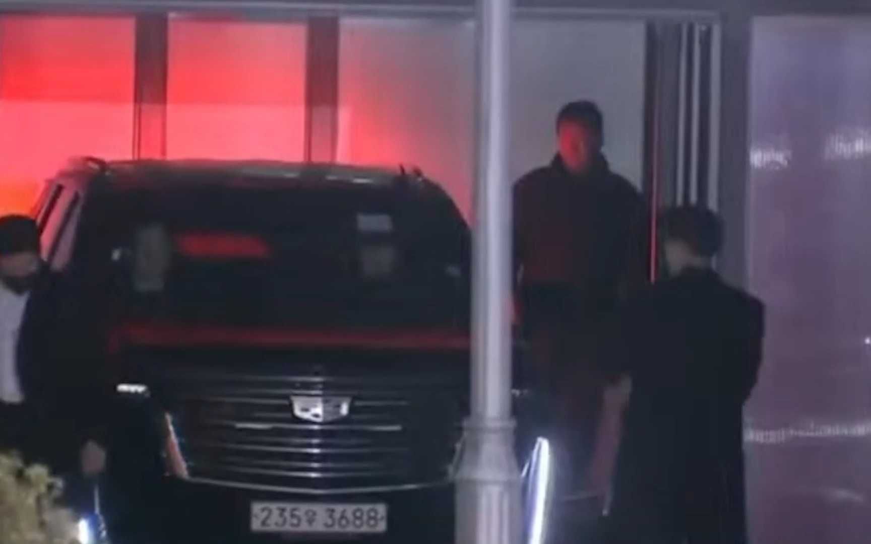 尹锡悦被押送至首尔拘留所 现场：车队从车库驶出 多辆警车护行