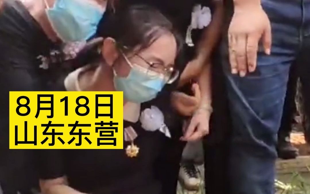 万惠文烈士英魂入故土，妻子在墓前痛哭久久不肯离去……泪别英雄！