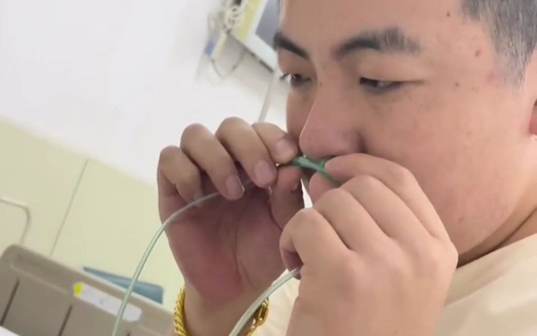 男人至死是少年！怀孕老婆正在吸氧，老公迫不及待拔了给自己试试