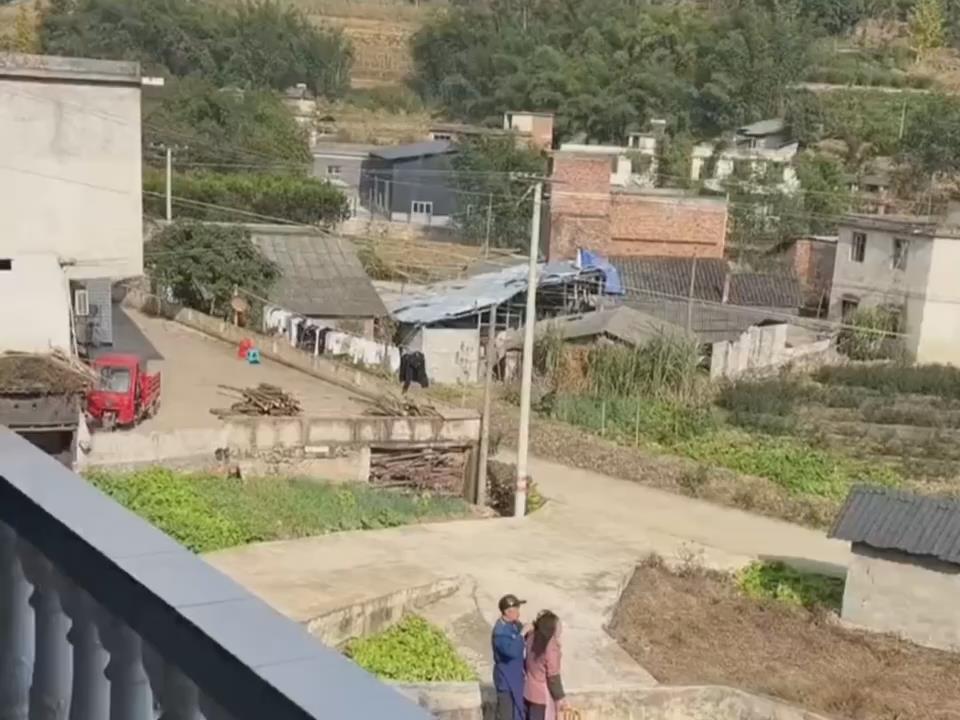 好暖！爷爷在阳光下轻柔给奶奶梳头