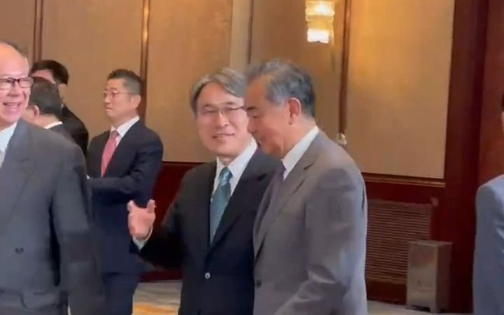 中日韩合作国际论坛开幕，王毅走入会场同嘉宾亲切交谈