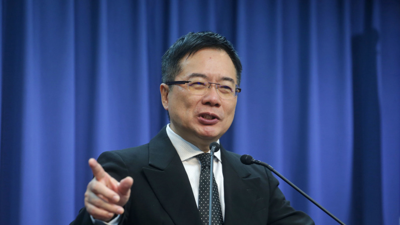 蔡正元呛郭台铭：国民党不是公厕 想来就来