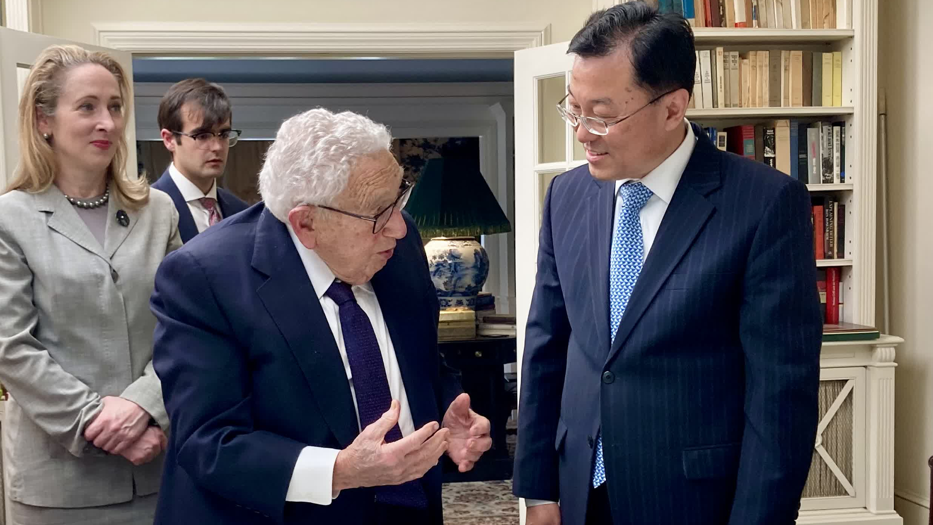 中国驻美大使谢锋会见美国前国务卿基辛格，所释放的信号微妙