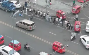 成都早高峰上班，市民有序排长队“领”共享单车，调度员放下一辆就被骑走一辆