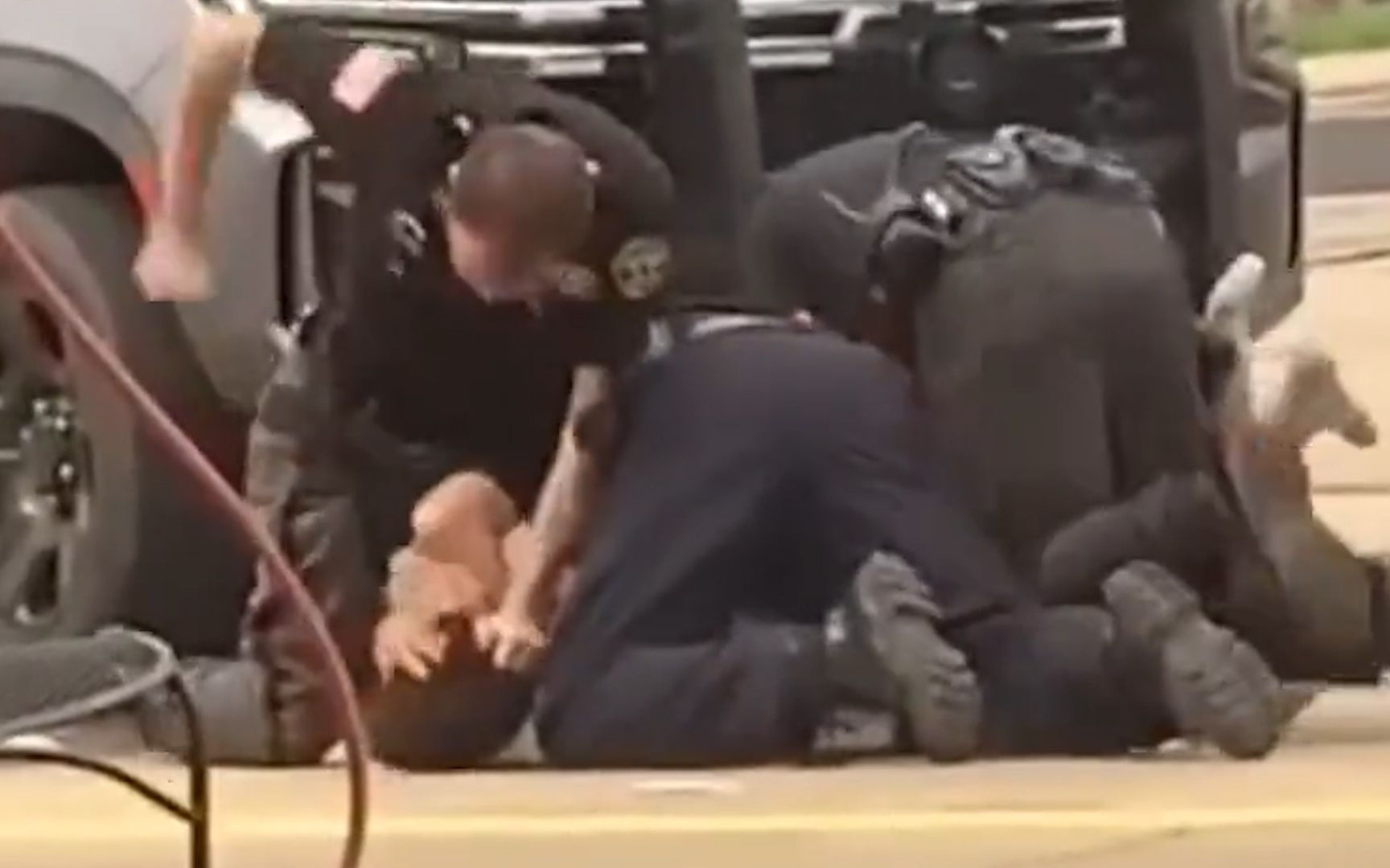 美国警察又让人不能呼吸了！嫌疑人被3名警察压在身下爆锤