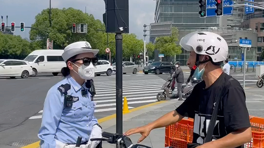 地表温度53.4°C！高温下执勤交警身上能有多少度？#浦东交警 #高温 #上海天气