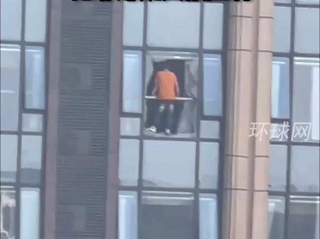 一男子持刀刺伤两名女子后欲跳楼轻生，成都公安通报：因交友纠纷引发伤害，犯罪嫌疑人被控制