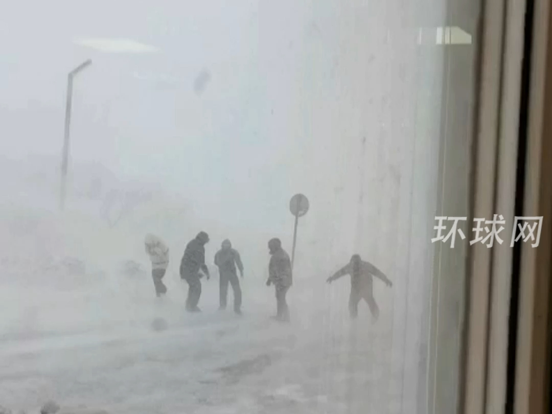 俄罗斯总统大选投票首日，民众冒着暴风雪参加投票
