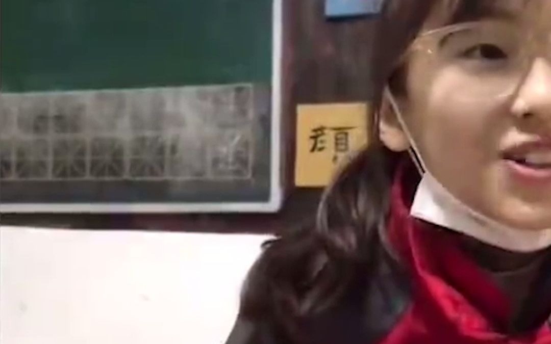 女老师给学生看结婚证，学生夸奖后发出灵魂质问：他看中你哪儿了
