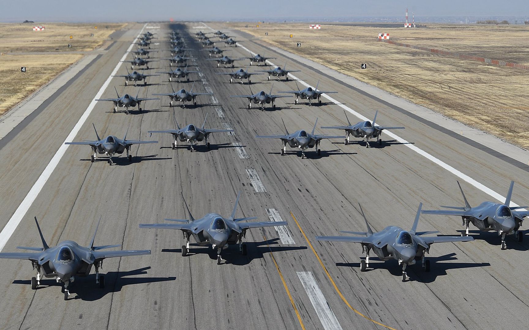 美国空军首支F-35首次壮观摆拍“大象漫步”