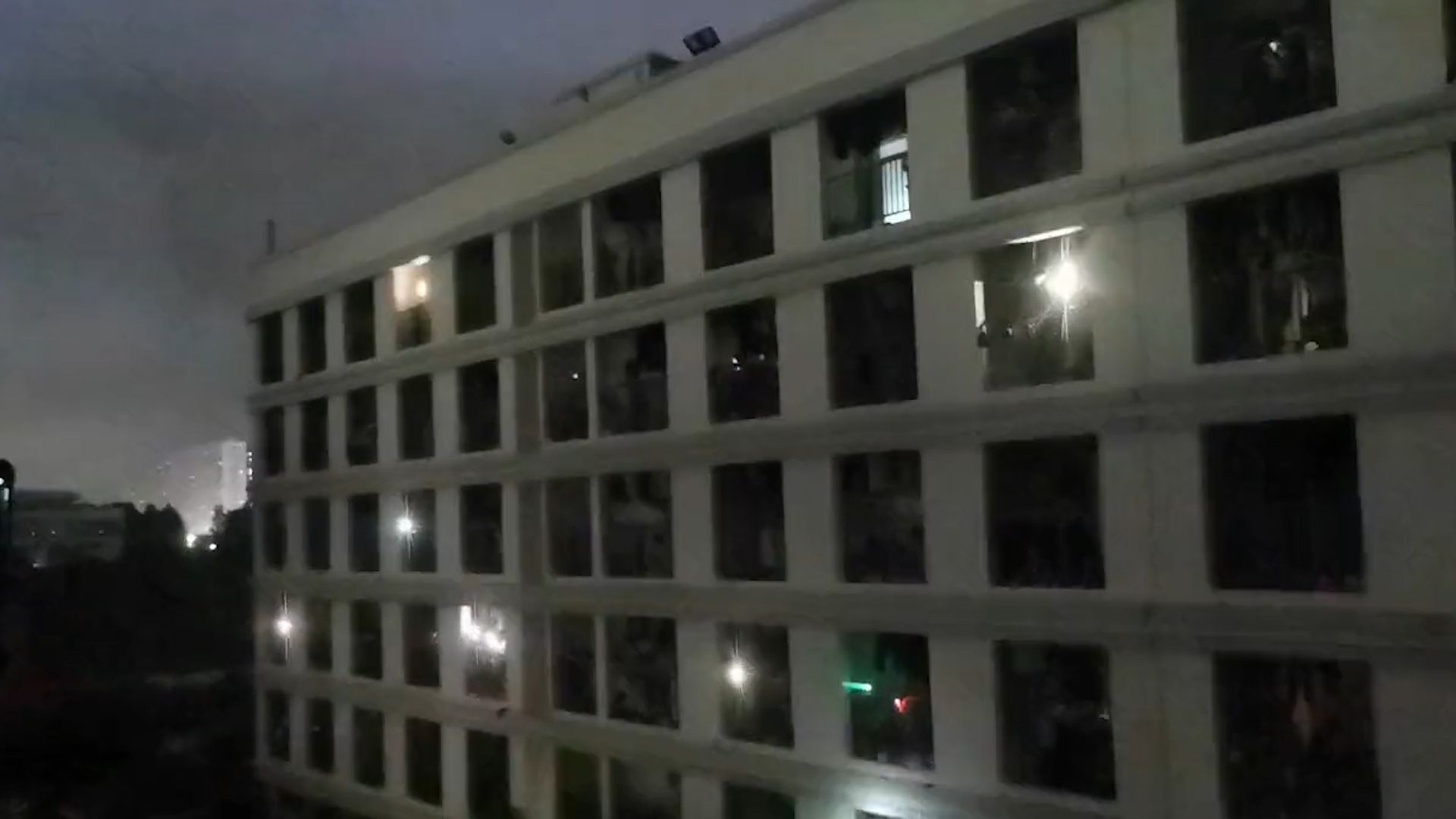 暴雨致宿舍停电学生高歌《海阔天空》 电闪雷鸣中现场秒变演唱会