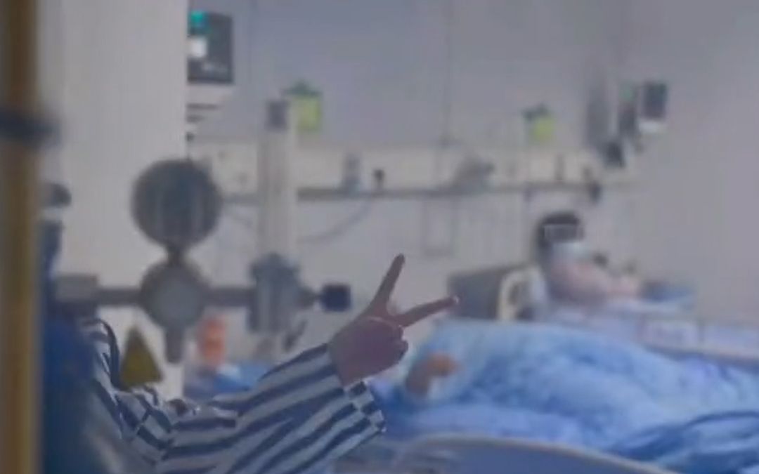 成都确诊女孩首度公开视频：病床上比剪刀手 正隔离治疗