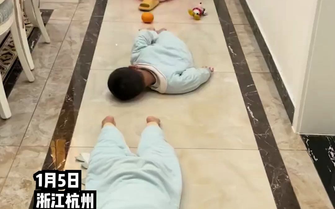 爸爸带娃果然不一样，被子一披上演现实版贪吃蛇。