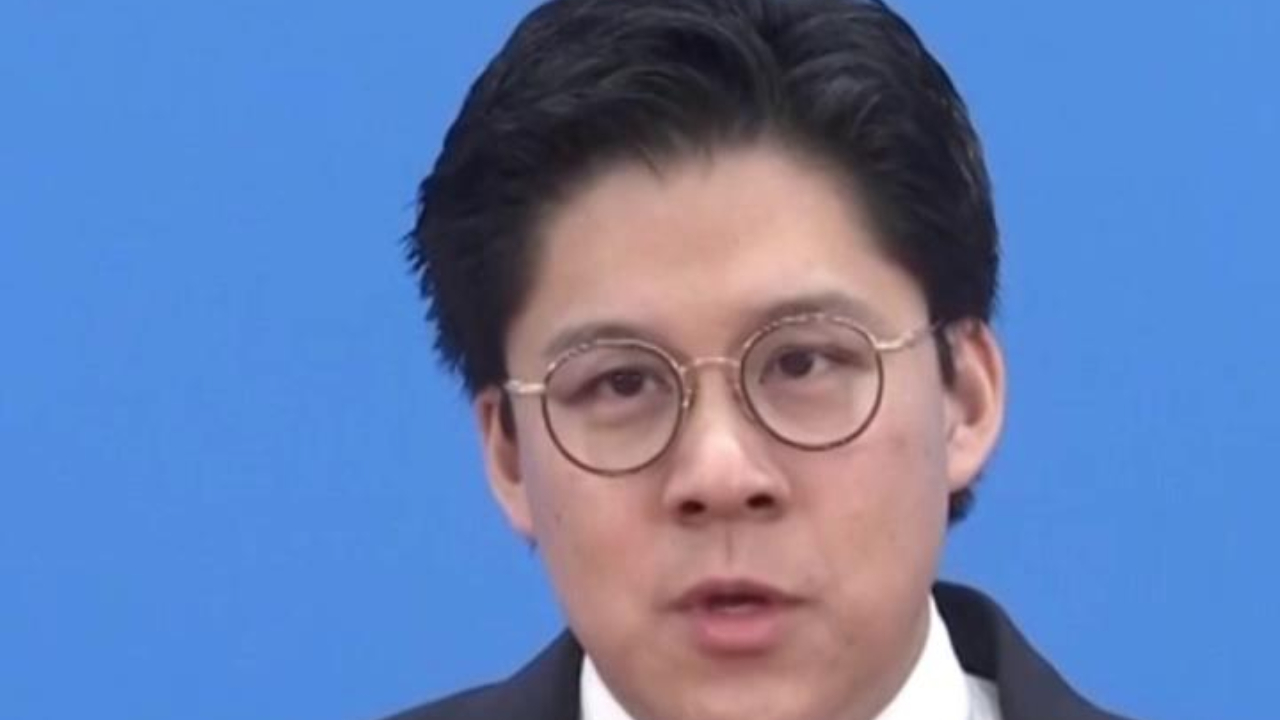 霍启刚分享少年经历 建议香港学校重视国歌国旗教育