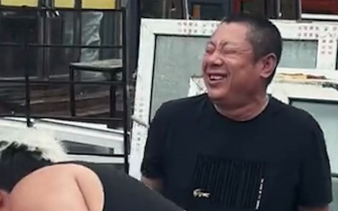 爸爸喜欢了一辈子摩托车，儿子偷偷买了一辆送给他，“看到父亲的笑容一切都值了”