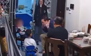 家长因儿子受伤掌掴5岁男童，推倒孩子爷爷致右腿骨折，目前已报警