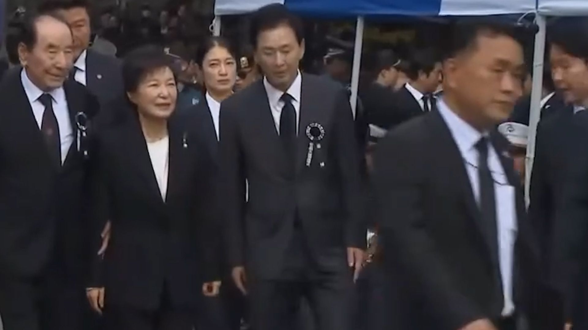 朴槿惠参拜父亲墓地：黑衣女保镖紧随 现场竖汉字标语“忘战必危”